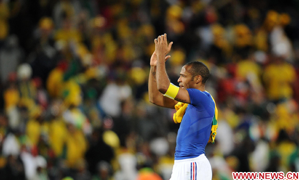 France's Thierry Henry greets the spectators after losing the Group A match against South Africa at the 2010 World Cup football match in Bloemfontein, South Africa, on June 22, 2010. France lost the match 1-2. (Xinhua/Li Ga)