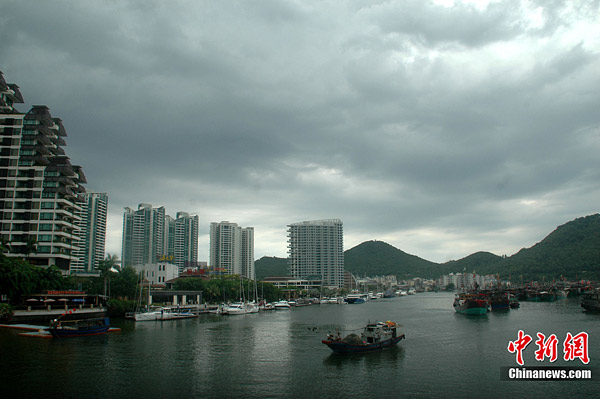 China issued an orange alert for wave surges, the second highest level warning, forecasting that Typhoon Conson may reach land Friday on the southeast coast of China' s Hainan province, July 15, 2010. More than 24,000 boats have docked at the port in response to local authorities' warning of the approaching typhoon. [Chinanews.com]