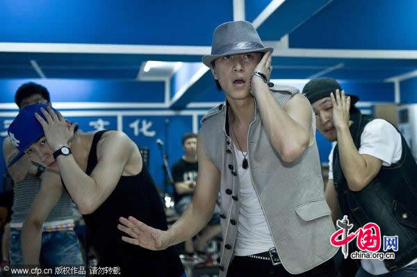Han Geng (middle) rehearses for his concert.
