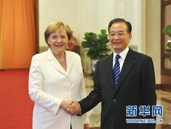 Chinese Premier Wen Jiabao and German Chancellor Angela Merkel started talks in Beijing Friday, focusing on economic and political issues.