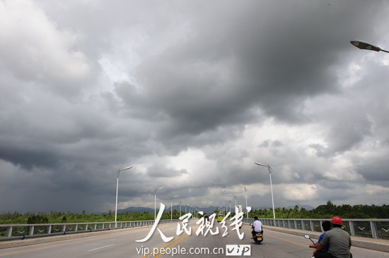 Thick clouds shroud the sky in Qionghai, south China's Hainan Province on July 15, 2010. China issued an orange alert on Thursday for wave surges, the second highest level warning, forecasting that Typhoon Conson may reach land Friday on the southeast coast of Hainan Province. 