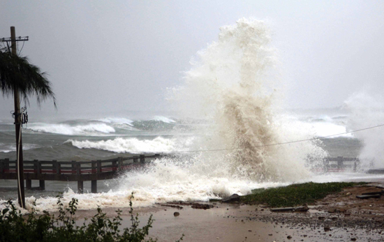 The gusts cause terrifying waves to surge up in Hainan on July 16, 2010. 