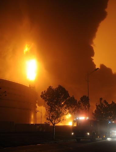 Blasts hit two oil pipelines in Dalian, a port city in northeast China&apos;s Liaoning province, July 16, 2010.[Xinhua] 