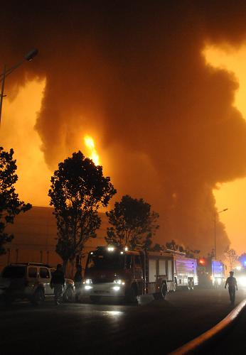 Blasts hit two oil pipelines in Dalian, a port city in northeast China&apos;s Liaoning province, July 16, 2010.[Xinhua] 