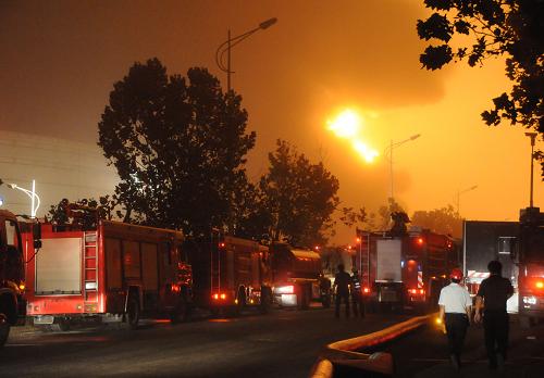 Blasts hit two oil pipelines in Dalian, a port city in northeast China&apos;s Liaoning province, July 16, 2010.[Xinhua] 