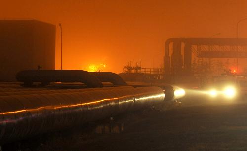 Blasts hit two oil pipelines in Dalian, a port city in northeast China&apos;s Liaoning province, July 16, 2010.[Xinhua] 