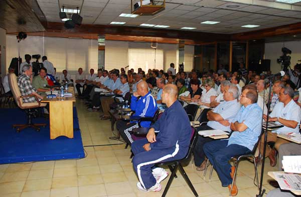 Former Cuban leader Fidel Castro (L in checked shirt) attends a meeting with foreign ambassadors in Havana July 16, 2010. Castro took his warning of impending nuclear war to Cuba&apos;s Foreign Ministry on Friday, where he explained the reasons for his dire prediction in his fifth public appearance in 10 days.[Xinhua]