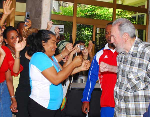 Cuban Foreign Ministry workers and well-wishers take photographs of former Cuban leader Fidel Castro after a meeting with foreign ambassadors in Havana July 16, 2010. Castro took his warning of impending nuclear war to Cuba&apos;s Foreign Ministry on Friday, where he explained the reasons for his dire prediction in his fifth public appearance in 10 days. [Xinhua]