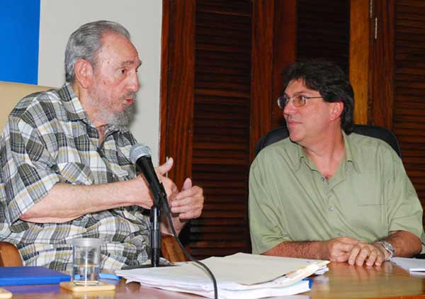 Former Cuban leader Fidel Castro and Cuba&apos;s Foreign Minister Bruno Rodriguez (R) attend a meeting with foreign ambassadors in Havana July 16, 2010. [Xinhua]