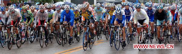 Riders starts off during the Tour of Qinhai Lake cycling race, in Huzhu, northwest China&apos;s Qinghai Province, July 16, 2010. [Zhang Hongxiang/Xinhua]