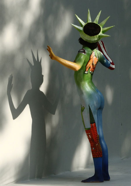 A model poses during the annual World Bodypainting Festival in Seeboden July 16, 2010. The world&apos;s biggest bodypainting event takes place from July 16 to 18 at lake Millstaettersee in Austria&apos;s southern Carinthia province. [Xinhua]