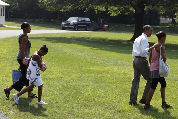 U.S. President Barack Obama walks with his family towards Marine One on the South Lawn of the White House before departing for a weekend in Bar Harbor, Maine, July 16, 2010. From left are, Michelle, Sasha, Obama, and Malia. [Xinhua]