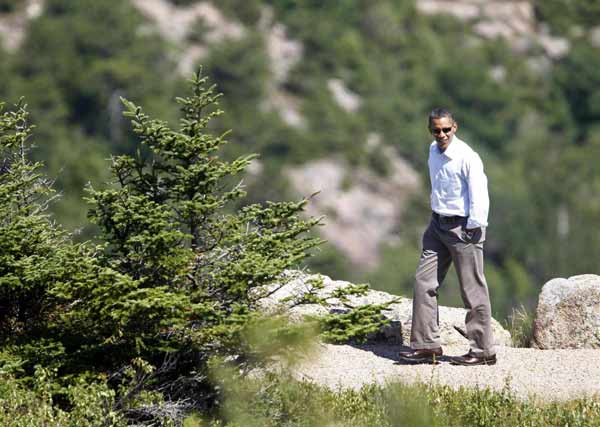 U.S. President Barack Obama walks along a trail on Cadillac Mountain in Bar Harbor, Maine, July 16, 2010. The First Family is on vacation for the weekend.[Xinhua]