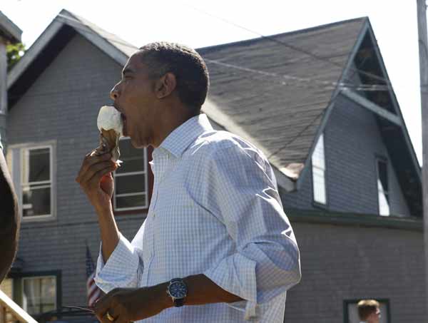 U.S. President Barack Obama eats ice cream in Bar Harbor, Maine, July 16, 2010. The First Family is on vacation for the weekend. [Xinhua]