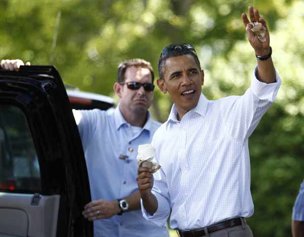 U.S. President Barack Obama waves to tourists after stopping for ice cream in Bar Harbor, Maine, July 16, 2010. The First Family is on vacation for the weekend. [Xinhua]