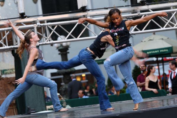 Dancers perform during a modern dance show in the Bryant Park, New York, the United States, July 16, 2010.[Wu Kaixiang/Xinhua]