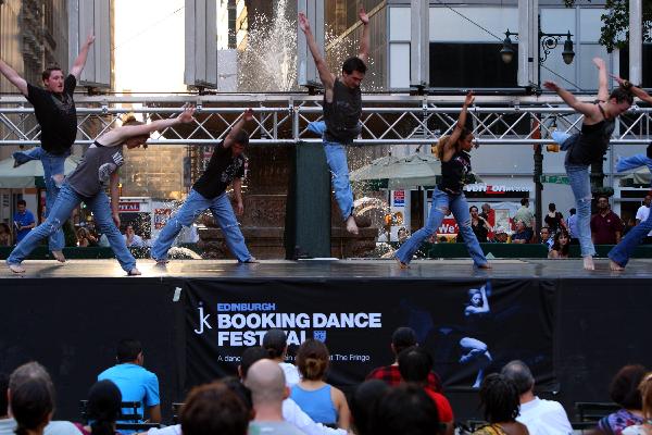 Dancers perform during a modern dance show in the Bryant Park, New York, the United States, July 16, 2010.[Wu Kaixiang/Xinhua] 