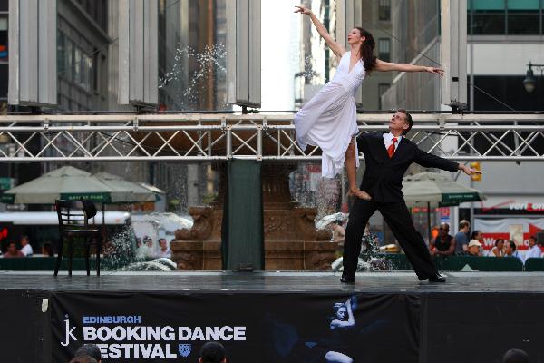 Dancers perform during a modern dance show in the Bryant Park, New York, the United States, July 16, 2010.[Wu Kaixiang/Xinhua] 