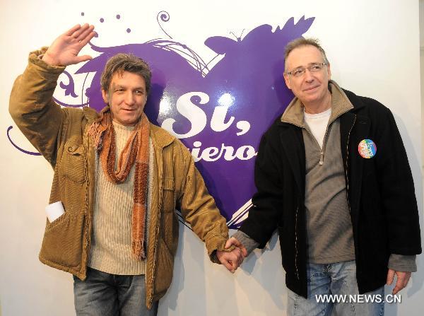 A same-sex couple pose for a photo after being authorized in Buenos Aires, July 16, 2010. Argentina became the first Latin American country to recognize by law marriages between homosexual people Thursday. [Telam/Xinhua]
