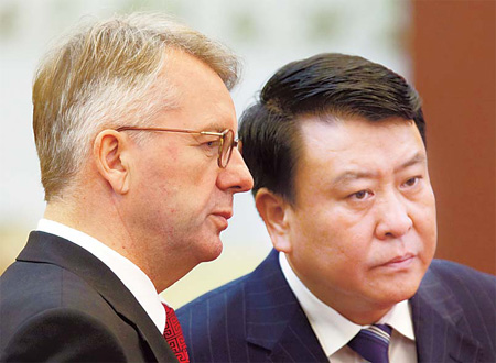 Ulrich Walker (left), Daimler AG's chairman for northeast Asia, and Xu Heyi, chairman of Beiqi Foton Motor Co Ltd, attend a signing ceremony in Beijing on Friday