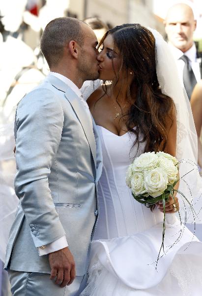 Dutch soccer star Wesley Sneijder gets married Inter Milan&apos;s Dutch player Wesley Sneijder and his wife Yolanthe kiss after their marriage ceremony at a church in Castelnuovo Berardenga, about 15 km (9 miles) from Siena July 17, 2010. [Xinhua]