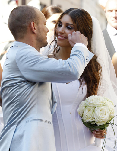 Inter Milan&apos;s Dutch player Wesley Sneijder and his wife Yolanthe are pictured after their marriage ceremony at a church in Castelnuovo Berardenga, about 15 km (9 miles) from Siena July 17, 2010. [Xinhua]