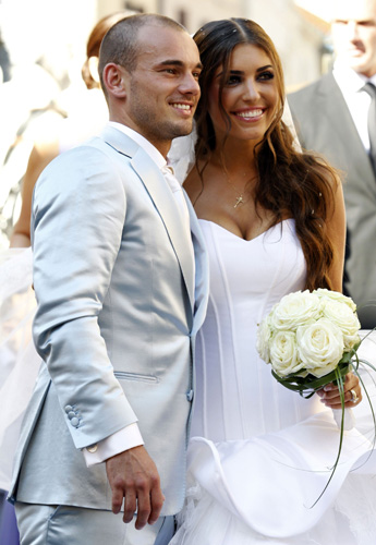 Inter Milan&apos;s Dutch player Wesley Sneijder and his wife Yolanthe pose for photographers after their marriage ceremony at a church in Castelnuovo Berardenga, about 15km (9.3 miles) from Siena July 17, 2010. [Xinhua]