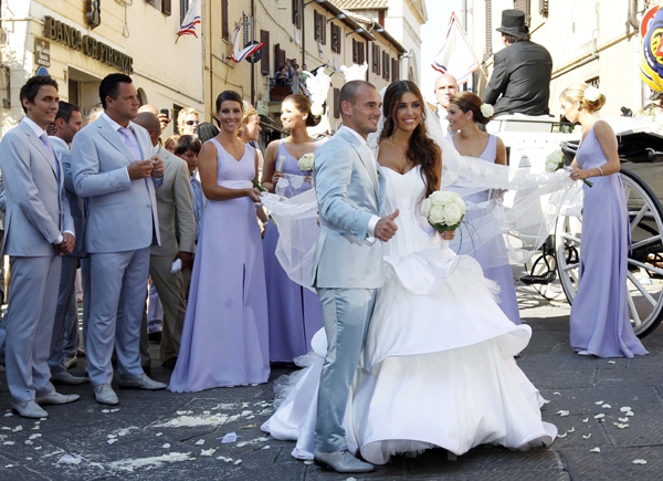 Inter Milan&apos;s Dutch player Wesley Sneijder and his wife Yolanthe pose for photographers after their marriage ceremony at a church in Castelnuovo Berardenga, about 15 km (9 miles) from Siena July 17, 2010. [Xinhua]