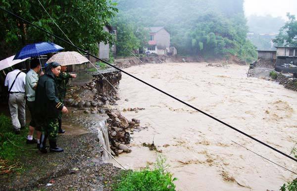 Floods destroy the Ganxigou section of the 210 National Highway in the Qinghua county of Wanyuan city, Southwest China&apos;s Sichuan province, July 17, 2010. [Xinhua]