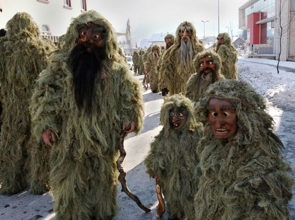 Schleicherlaufen, a festival of winter&apos;s end, in Telfs of Austria [peopledaily.com]