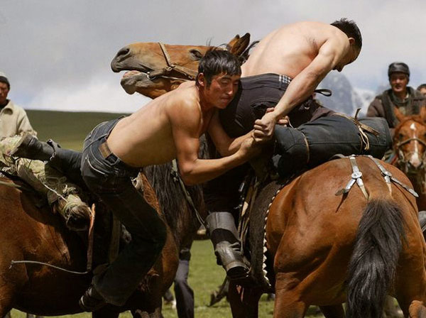 Oodarysh: wrestling on horseback in Kyrghyzstan [peopledaily.com]