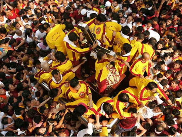 Black Nazarene Parade in Philippine [peopledaily.com] 