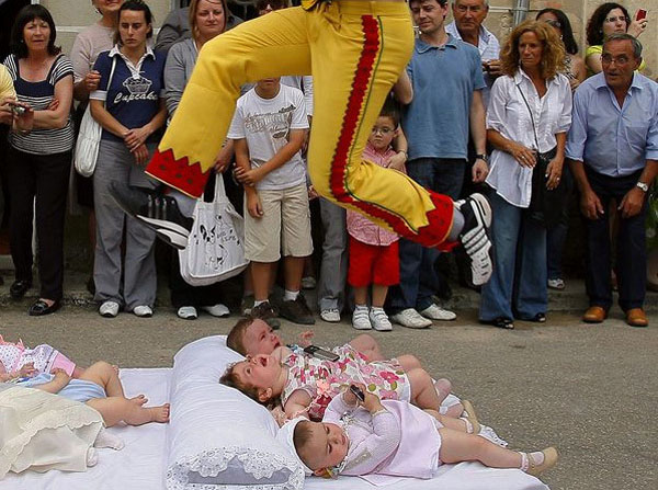  El Colacho Baby Jumping festival in Northern Spanish village of Castrillo de Murcia [peopledaily.com]