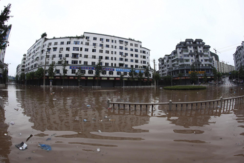 Photo taken on July 18, 2010 shows flooded streets in Guang&apos;an, Southwest China&apos;s Sichuan province. [Xinhua] 