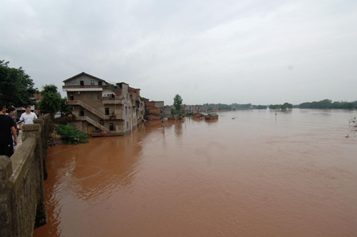 Houses are inundated by floods in Tongnan, Southwest China&apos;s Chongqing municipality on July 18, 2010. [Xinhua] 