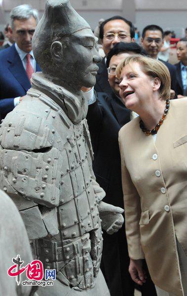 German Chancellor Angela Merkel marvels at the terracotta warriors on Saturday in Xi&apos;an, capital of Shaanxi province. She celebrated her 56th birthday in the city, where she received a taste of traditional Chinese hospitality and culture. [CFP] 