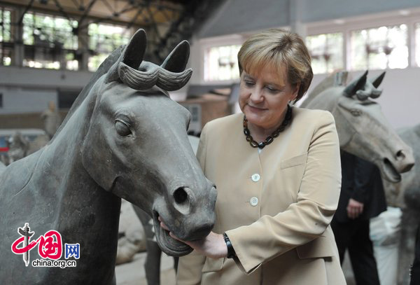 German Chancellor Angela Merkel marvels at the terracotta warriors on Saturday in Xi&apos;an, capital of Shaanxi province. She celebrated her 56th birthday in the city, where she received a taste of traditional Chinese hospitality and culture. [CFP] 