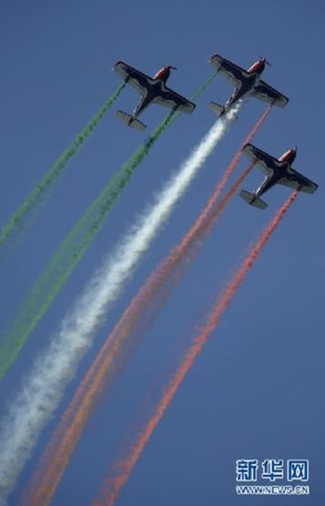 Italian Patrol team perform over the Samil beach in Vigo, during the International Vigo Airshow on July 18, 2010.[Xinhua/AFP]