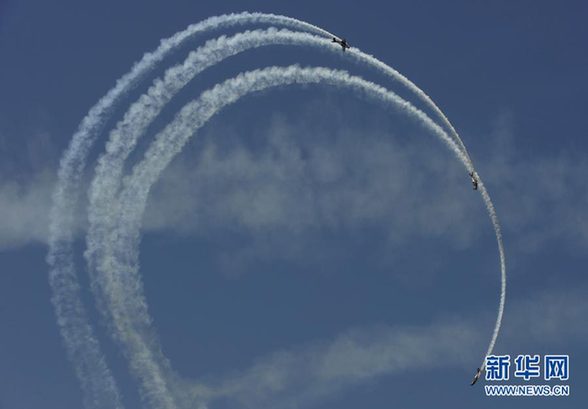 Italian Patrol team perform over the Samil beach in Vigo, during the International Vigo Airshow on July 18, 2010. [Xinhua/AFP]