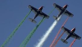 Int'l Airshow: paint the sky with flowery colour smoke