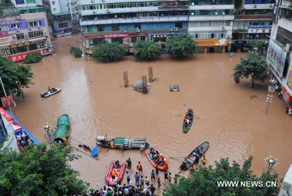Submerged streets are seen at Qu County in Dazhou City, southwest China&apos;s Sichuan Province, July 18, 2010. A torrential flood swept the county on Sunday. The flood peak level was 4.66 meters higher than the safe line. [Xinhua]