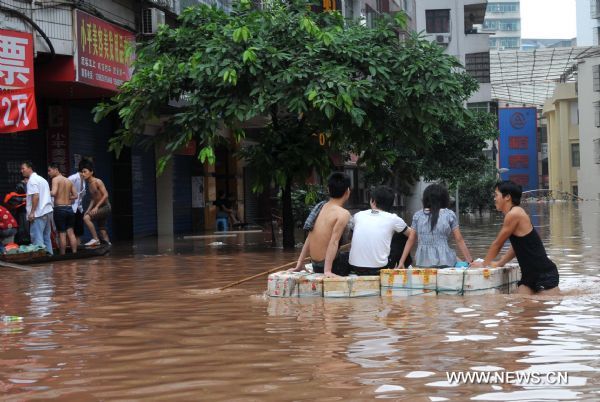 Photo taken on July 18, 2010 shows a waterlogged plaza at Qu County in Dazhou City, southwest China&apos;s Sichuan Province. A torrential flood swept the county on Sunday. The flood peak level was 4.66 meters higher than the safe line. [Xinhua]