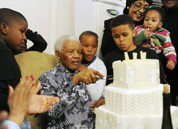 Former South Africa&apos;s president Nelson Mandela cuts his 92nd birthday cake at his home in Johannesburg with his family and friends in this handout picture released by the Nelson Mandela Foundation on July 18, 2010.[Xinhua/Reuters]