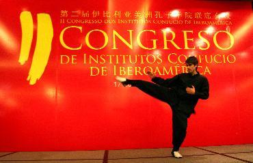 On July 17, 2010 a student from local Confucius Institute in the coastal city of Vina Del Mar in Chile perform to celebrate the Second Congress of Confucius Institutes in Ibero-America. [Xinhua photo]