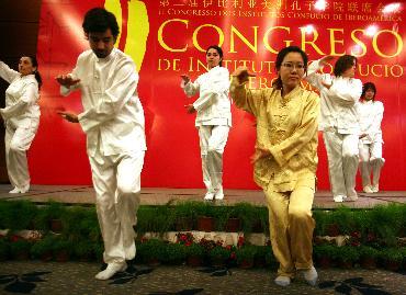 On July 17, 2010 students from local Confucius Institute in the coastal city of Vina Del Mar in Chile perform to celebrate the Second Congress of Confucius Institutes in Ibero-America. [Xinhua photo]