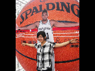 NBA stars exhibit area recently joined the USA Pavilion at Shanghai Expo, and it attracts a good crowd.[China.org.cn]