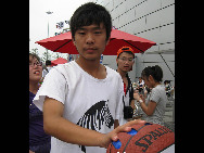 NBA stars exhibit area recently joined the USA Pavilion at Shanghai Expo, and it attracts a good crowd.[China.org.cn]