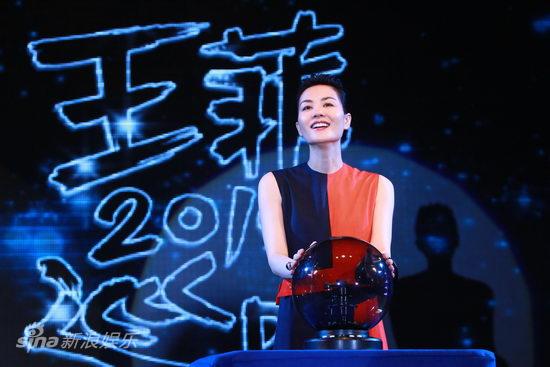 Chinese pop singer Faye Wong poses during a news conference prior to her comeback concerts in Beijing July 19, 2010. Faye will take the stage on October 29, 30 and 31, and November 5 and 6 at the Beijing's Wukesong Stadium. 