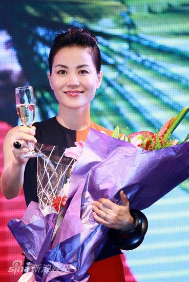Chinese pop singer Faye Wong poses during a news conference prior to her comeback concerts in Beijing July 19, 2010. Faye will take the stage on October 29, 30 and 31, and November 5 and 6 at the Beijing's Wukesong Stadium.