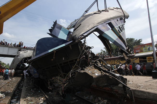 At least 60 passengers were killed and 90 injured on July 19 when the speeding Sealdah-bound Uttarbanga Express rammed into the rear of the Vananchal Express pulling out of the Sainthia station in Birbhum district of West Bengal, eastern Indian. [Xinhua] 